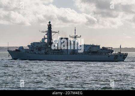 La frégate de type 23 de la Royal Navy HMS Sutherland (le clan de combat) quitte Portsmouth, Royaume-Uni, le 22 octobre 2020. Banque D'Images