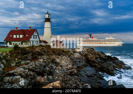 Un bateau de croisière partant de Portland, Maine, États-Unis, et passant par le Portland Head Light. Banque D'Images