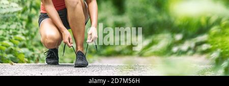 Road to Fitness saine fille se préparer à courir attacher chaussures lacets extérieur laçage chaussures de course dans le panorama de bannière de parc d'été. État de santé actif Banque D'Images