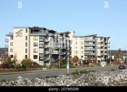 Un pâté de maisons d'appartements près du terminal des traversiers à Campbell River, sur l'île de Vancouver Banque D'Images