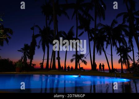 Boracay, Philippines - 27 janvier 2020 : la piscine est illuminée la nuit sur fond de ciel nocturne. Plage de Diniwid au coucher du soleil. Banque D'Images