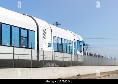 4 octobre 2020 Pittsburg / CA / USA - BART Diesel train voyageant dans la baie est de San Francisco; BART to Antioch est une ligne diesel multi-unités (DMU) Banque D'Images