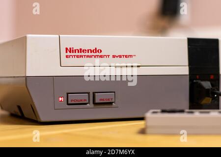 Un système de divertissement Nintendo avec un contrôleur branché. Le NES est une console rétro populaire. Banque D'Images