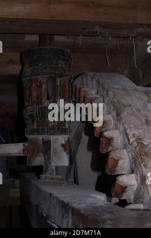 Roue dentée dans un moulin historique Banque D'Images