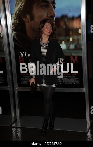 NIA Vardalos arrivées pour la première de BIOTIFUL, Directors Guild of America (DGA) Theatre, Los Angeles, CA 14 décembre 2010. Banque D'Images