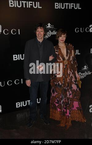 Milla Jovovich arrive pour la première de BIOTIFUL, Directors Guild of America (DGA) Theatre, Los Angeles, CA 14 décembre 2010. Banque D'Images