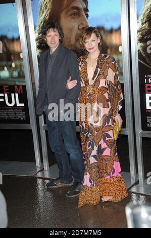 Milla Jovovich; Paul W. S. Anderson arrive pour la première de BIOTIFIUL, Directors Guild of America (DGA) Theatre, Los Angeles, CA 14 décembre 2010. Banque D'Images