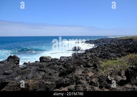 Équateur Îles Galapagos - île San Cristobal vue panoramique sur la côte avec des roches volcaniques Banque D'Images
