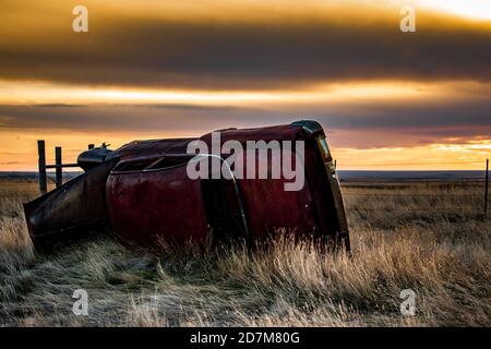 Une voiture abandonnée se trouve au milieu d'un pâturage dans le nord du Montana Banque D'Images