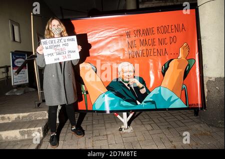 Femme portant un écriteau disant « Je ne veux pas vivre dans un pays où mon chien a plus de droits que moi » à côté de la bannière de Jaroslaw Kaczynski disant « vous n'avez rien à dire sur la naissance » au cours du deuxième jour de la manifestation.le Tribunal constitutionnel a examiné la motion de un groupe de députés concernant ce qu'on appelle l'avortement eugénique. De l'avis du Tribunal, un tel avortement, effectué en cas de suspicion d'anomalies fœtales graves, est incompatible avec la Constitution. Les femmes protestent contre cette décision. Banque D'Images
