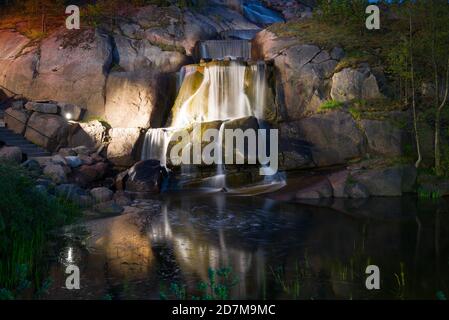 Cascade « Putouskallio » dans le parc Sapokka illuminée de nuit le soir de juin Kotka, Finlande Banque D'Images