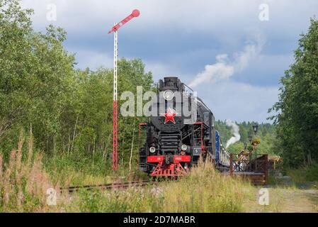RUSKEALA, RUSSIE - 15 AOÛT 2020 : locomotive à vapeur soviétique LV-0522 et avec le train 'Ruskeala Express' à la plate-forme de la gare 'Ruskeala'