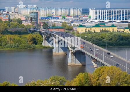 NIJNI NOVGOROD, RUSSIE - 29 AOÛT 2020 : vue sur le pont de Kanavinskiy le jour d'août Banque D'Images