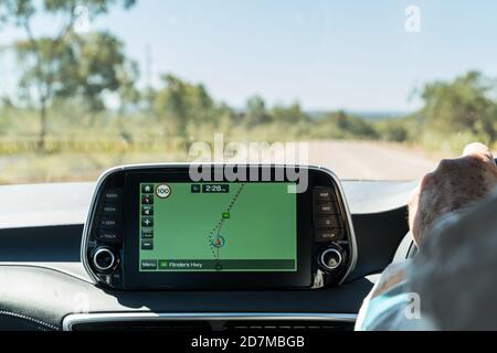 Conduite sur la Flinders Highway dans l'Outback du Queensland avec un Écran GPS et carte dans la voiture Banque D'Images