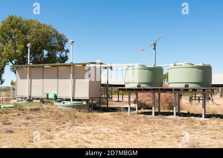 Les toilettes septiques avec réservoirs d'eau au repos s'arrêtent au parc national de White Mountains, Queensland, avec lumière solaire Banque D'Images