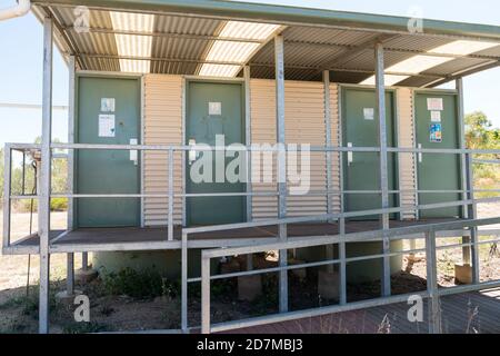 Les toilettes à l'arrêt de repos dans l'outback Queensland utilise l'eau de pluie et Fosse septique avec poteaux en acier et feuille de fer en blanc Parc national des montagnes Banque D'Images