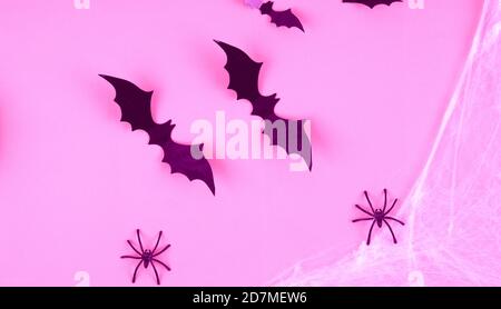 Bannière pour le web rose Halloween concept. Chauves-souris et toiles d'araignée sur fond rose. Banque D'Images