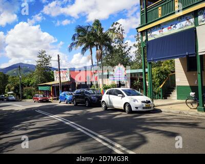 Nimbin, Australie : 18 mars 2020 : main Street via Nimbin - est connue dans le monde entier comme la destination hippie la plus célèbre d'Australie. Banque D'Images