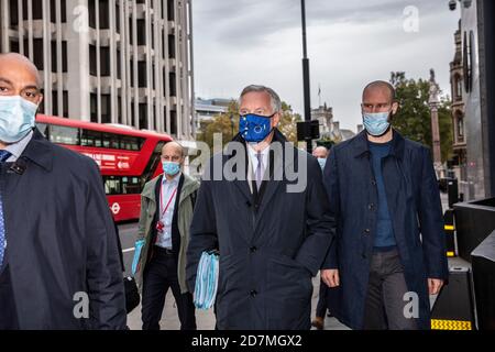 Londres, Royaume-Uni. 24 octobre 2020. Michel Barnier arrive à Westminster pour les négociations sur le Brexit, les négociations commerciales sur le Brexit se poursuivent à Londres alors que Michel Barnier de l'UE arrive aujourd'hui au Centre de conférences IVS, rue Victoria n°1. Credit: Clickpics/Alamy Live News Banque D'Images