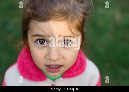 Portrait d'une petite fille triste et mignonne qui a l'air triste et peur Banque D'Images