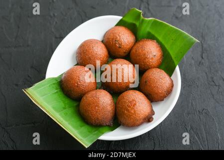 En-cas au Kerala, en-cas au feu pour le festival de l'Onam. En-cas traditionnels au Kerala faits maison. Banque D'Images