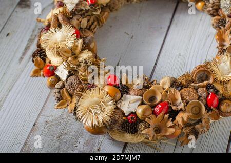 Belles couronnes de l'AVENT toutes faites maison de natur Supply Banque D'Images