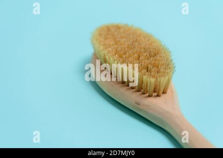 Brosse de massage corporelle sèche anti-cellulite, huile d'aromathérapie, masseur et gommage au café sur fond bleu. Massage du corps de drainage lymphatique. Banque D'Images