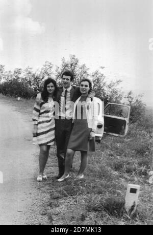 Années 1970 Portrait en plein air de jeunes amis à la campagne. Piandisco Arezzo, Toscane Italie. Fiat 500. Prise en noir et blanc avec un film 35 mm Banque D'Images