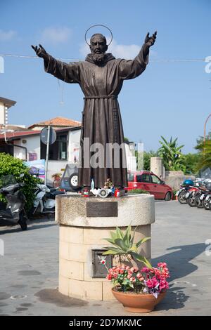 Monument de Padre Pio, saint en Calabre Banque D'Images