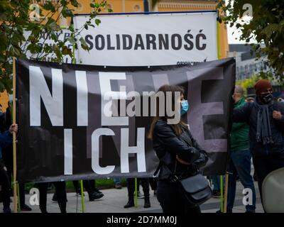 Wroclaw, Pologne, 23 octobre 2020 - manifestation des femmes dans la ville polonaise de Wroclaw parce que le tribunal supérieur de Pologne statue sur une loi interdisant les avortements. Banque D'Images
