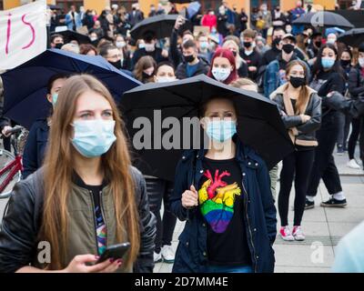 Wroclaw, Pologne, 23 octobre 2020 - manifestation des femmes dans la ville polonaise de Wroclaw parce que le tribunal supérieur de Pologne statue sur une loi interdisant les avortements. Banque D'Images
