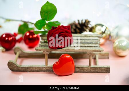 rose rouge avec chapeau de père noël, carte de noël Banque D'Images