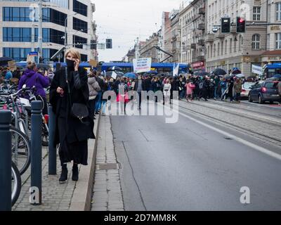 Wroclaw, Pologne, 23 octobre 2020 - manifestation des femmes dans la ville polonaise de Wroclaw parce que le tribunal supérieur de Pologne statue sur une loi interdisant les avortements. Banque D'Images