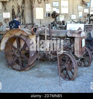 Grazzano Visconti, Piacenza, 24 septembre 2016. Exposition de vieux tracteurs datant du début des années 1900, dans le parc du château de Visconti. Banque D'Images