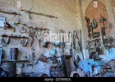 Musée agricole avec les anciens outils utilisés dans l'agriculture au siècle dernier.Parc du Château de Grazzano Visconti, Italie. Banque D'Images