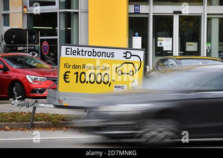 Munich, Allemagne. 23 octobre 2020. Sujet photo bonus électrique pour passer à des voitures électriques. Panneau d'information, tableau noir est sur une remorque dans une rue animée de Muenchen Trudering en face d'un concessionnaire de voitures Renault. Bonus électrique pour le Renaulz Zoe 10000 euros, dix mille, voiture, voitures, automobiles, e-car, promotion, subvention, utilisation dans le monde crédit: dpa/Alay Live News Banque D'Images