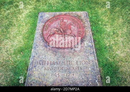 Pierre tombale pour William le Lion, roi des Écossais, dans la nef de l'abbaye d'Arbroath, Angus, Écosse, Royaume-Uni Banque D'Images