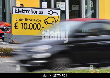 Munich, Allemagne. 23 octobre 2020. Sujet photo bonus électrique pour passer à des voitures électriques. Panneau d'information, tableau noir est sur une remorque dans une rue animée de Muenchen Trudering en face d'un concessionnaire de voitures Renault. Bonus électrique pour le Renaulz Zoe 10,000 euros, dix mille, voiture, voitures, automobiles, e-cars, financement, subventions, | utilisation dans le monde crédit: dpa/Alay Live News Banque D'Images