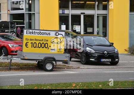 Munich, Allemagne. 23 octobre 2020. Sujet photo bonus électrique pour passer à des voitures électriques. Panneau d'information, tableau noir est sur une remorque dans une rue animée de Muenchen Trudering en face d'un concessionnaire de voitures Renault. Bonus électrique pour le Renaulz Zoe 10000 euros, dix mille, voiture, voitures, automobiles, e-car, promotion, subvention, utilisation dans le monde crédit: dpa/Alay Live News Banque D'Images