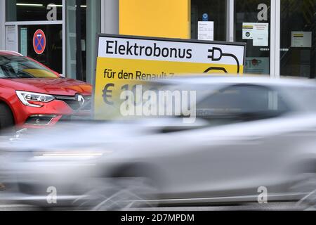 Munich, Allemagne. 23 octobre 2020. Sujet photo bonus électrique pour passer à des voitures électriques. Panneau d'information, tableau noir est sur une remorque dans une rue animée de Muenchen Trudering en face d'un concessionnaire de voitures Renault. Bonus électrique pour le Renaulz Zoe 10,000 euros, dix mille, voiture, voitures, automobiles, e-cars, financement, subventions, | utilisation dans le monde crédit: dpa/Alay Live News Banque D'Images