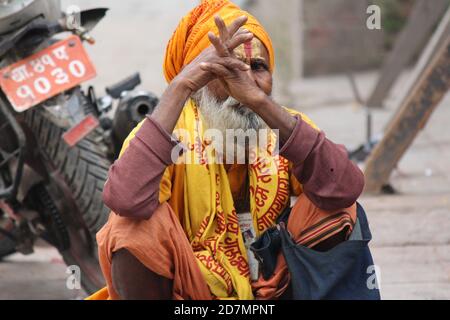 Homme en attente par la route en Inde Banque D'Images