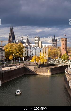 La cathédrale, l'église Saint-Maria Lyskirchen, l'église Gross Saint-Martin, la tour Malakoff et le pont tournant au port de Rheinau, Cologne, Allemagne. Banque D'Images