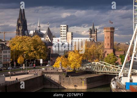 La cathédrale, l'église Saint-Maria Lyskirchen, l'église Gross Saint-Martin, la tour Malakoff et le pont tournant au port de Rheinau, Cologne, Allemagne. Banque D'Images