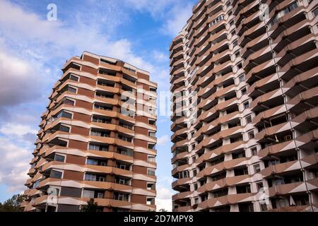 Immeubles de grande hauteur dans la rue Tuernicher dans le quartier Zollstock, Cologne, Allemagne. Hochhaeuser in der Tuernicher Strasse im Stadtteil Zollstoc Banque D'Images