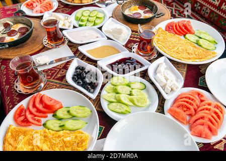 Petit déjeuner turc traditionnel naturel avec de nombreux types de nourriture et d'en-cas, table avec des plats turcs Banque D'Images