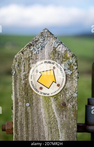 Panneau de sentier public, près de Greenhow Hill, Nidfoot, North Yorkshire, Royaume-Uni Banque D'Images