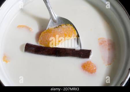 Pain grillé, pain trempé dans du lait et battu avec des œufs, un dessert traditionnel de Pâques en Espagne Banque D'Images