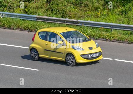 2007 jaune Peugeot 107 urbain; circulation automobile, véhicules en mouvement, voitures, véhicule roulant sur les routes britanniques, moteurs, automobile sur l'autoroute M6 réseau routier britannique. Banque D'Images