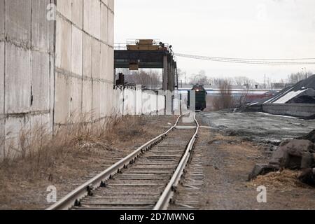 le vieux train monte sur des rails et transporte des marchandises dans la zone industrielle de l'usine. Omsk, Russie, 28.03.2020 Banque D'Images