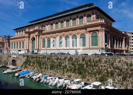 Le Mercato delle Vettovaglie, également connu comme le marché central ou le marché couvert, le long de la Fosso Reale de Livourne, Toscane Banque D'Images